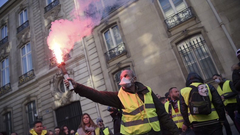 Gilets Jaunes Que Retenir De Cette Premiere Journee De Mobilisation Photos Videos Rt En Francais