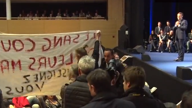 «Vous mentez !» : Macron interrompu par des manifestants en pleine conférence à Louvain (VIDEO)