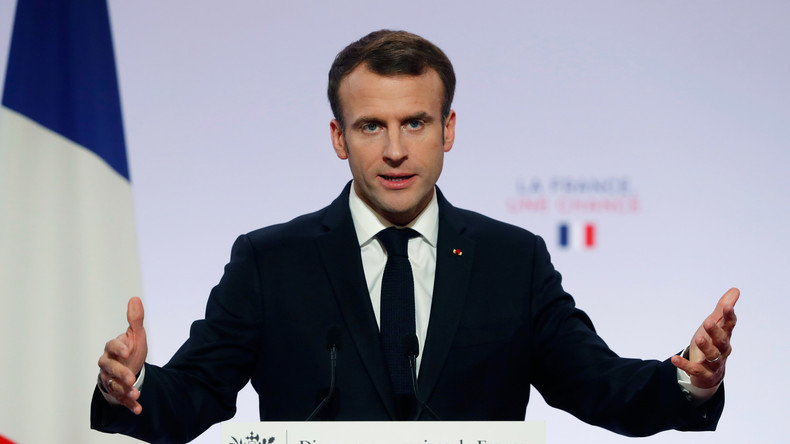 «Nous sommes de vrais populistes, nous sommes avec le peuple», affirme Macron devant les maires