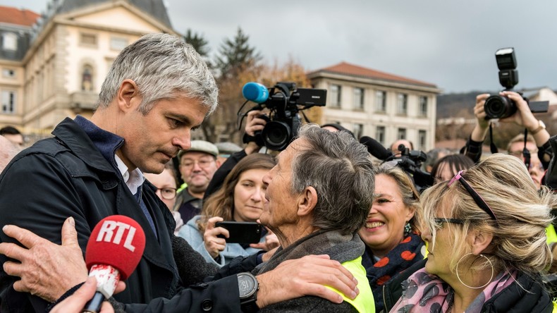Des militants LR se sont-ils déguisés en gilets jaunes autour de Wauquiez devant les caméras ?