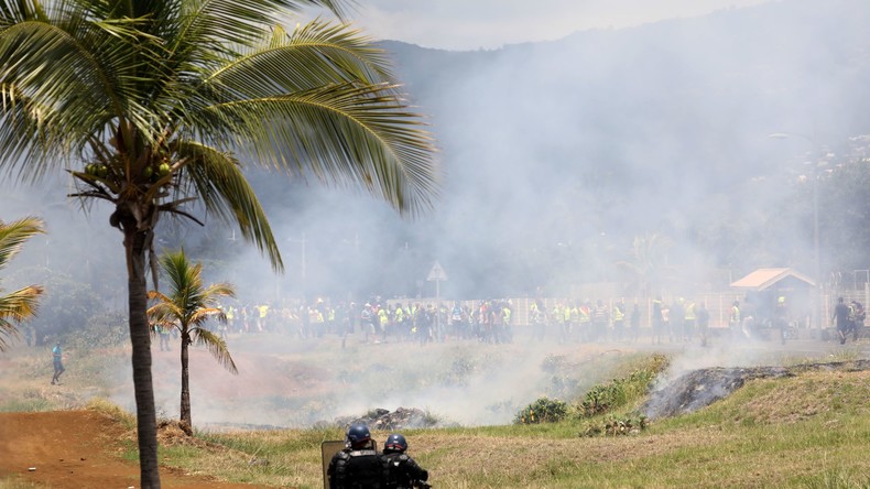 Gilets Jaunes Lîle De La Réunion Paralysée Par Les