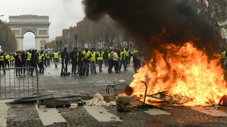 Gilets Jaunes Vives Tensions Et Scènes De Violence Sur Les