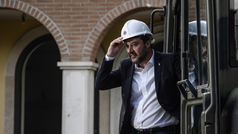 Au volant d'un bulldozer, Matteo Salvini détruit une villa appartenant à la mafia (VIDEO)