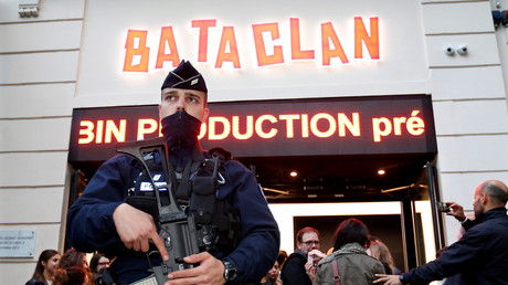 Un policier en faction devant le Bataclan, (image d'illustration).