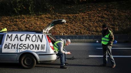 Deux gilets jaunes sont à l'arrêt sur une route proche de Caen, le 17 novembre (image d'illustration).