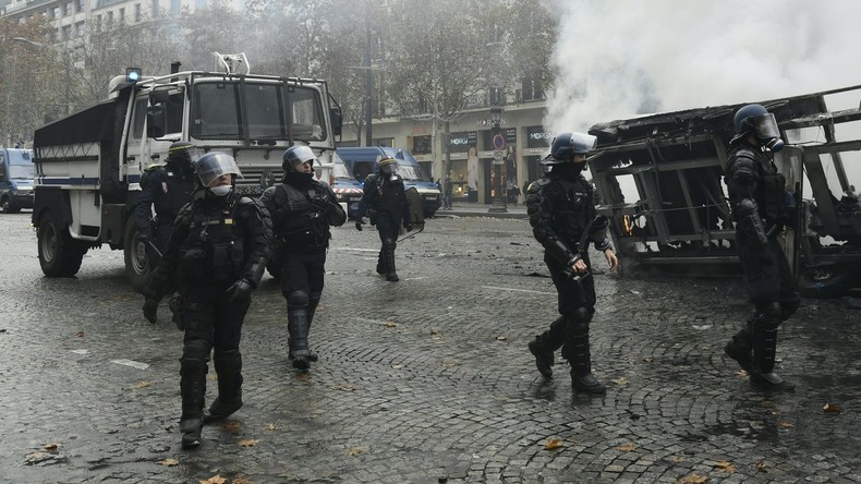 Des Policiers Se Sont Ils Déguisés En Gilets Jaunes Le 1er