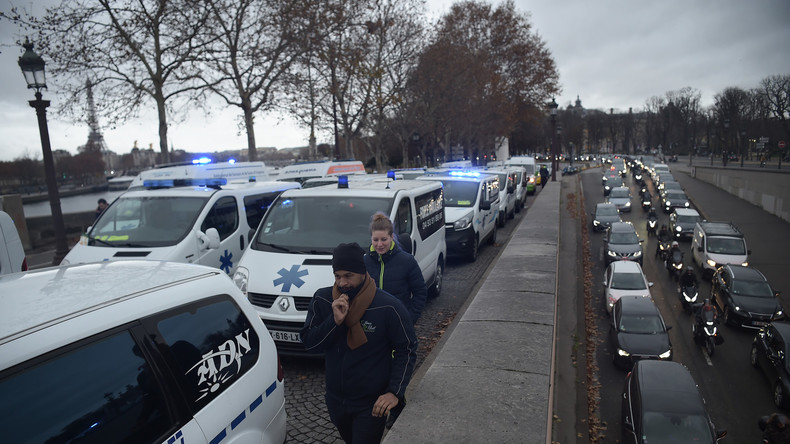 Les ambulanciers en colère bloquent les Champs-Elysées puis repartent place de la Concorde