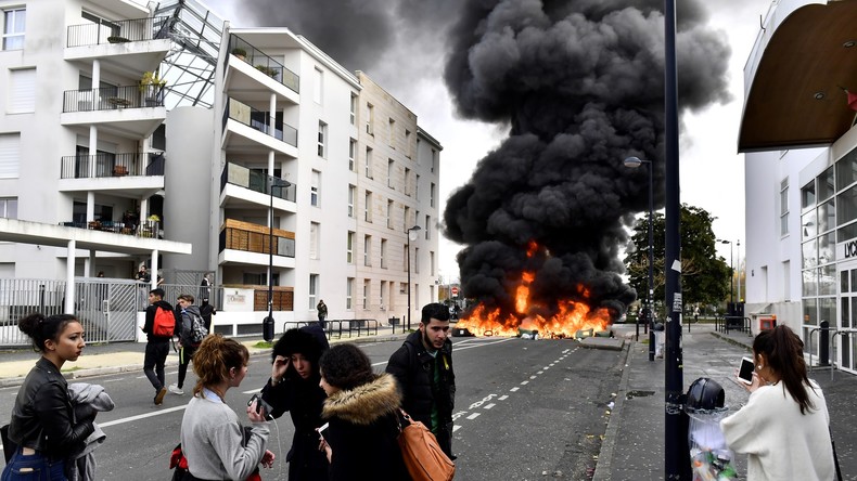 Heurts avec les CRS, lycée incendié : la contestation lycéenne prend de l'ampleur (IMAGES)