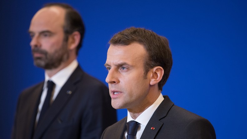 «Artifice politicien», «humiliation» : la réponse du gouvernement aux Gilets jaunes ne convainc pas