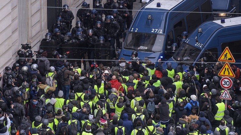 Arrestations, Marseillaise et Gilets jaunes agenouillés: ambiance tendue mais calme à Paris (IMAGES)