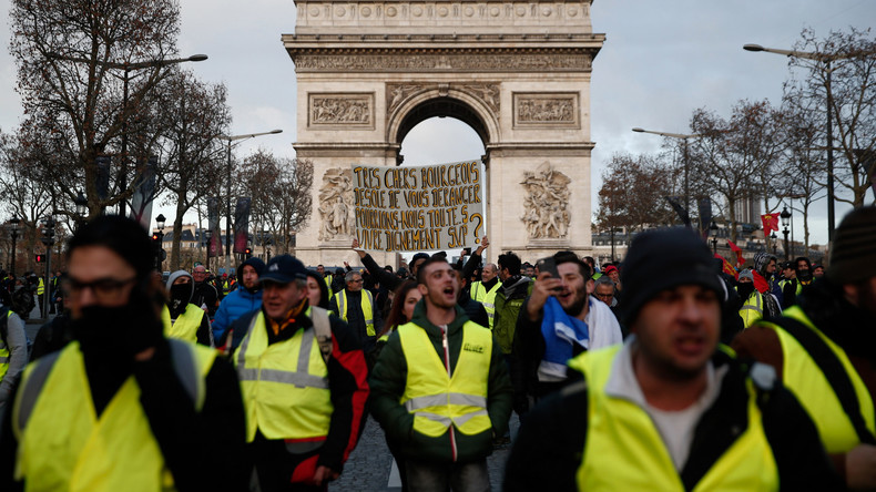 Gilets jaunes : Mélenchon veut dissoudre l'Assemblée, Wauquiez voit un «gouvernement aux abois»