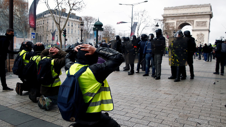 Nouveau Symbole Apres Les Lyceens De Mantes La Jolie Les Gilets Jaunes A Genoux Rt En Francais