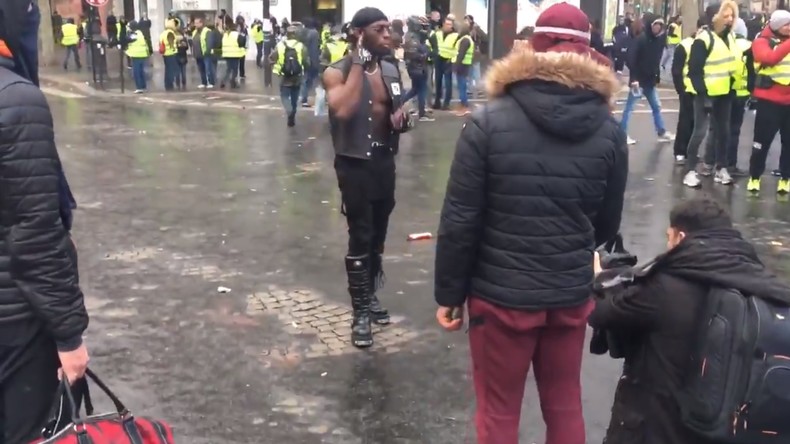 Insolite : un rappeur tourne son clip en plein milieu des Gilets jaunes à Paris