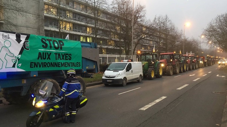Excédés par l'«agribashing», les agriculteurs sortent les tracteurs (IMAGES)