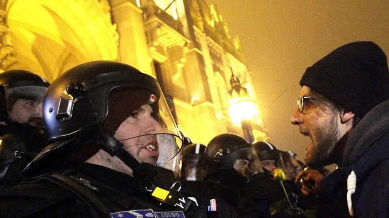 Hongrie : des manifestants dénoncent la création d'un «droit à l'esclavage» devant le Parlement