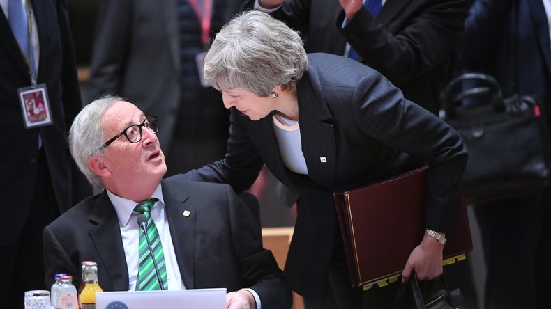 «Tu m'as traitée de "nébuleuse" ?» : l'échange tendu entre May et Juncker à Bruxelles (VIDEO)