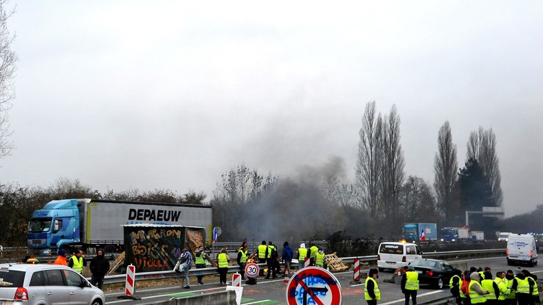 Gilets jaunes : un conducteur meurt après avoir percuté un camion à la frontière belge