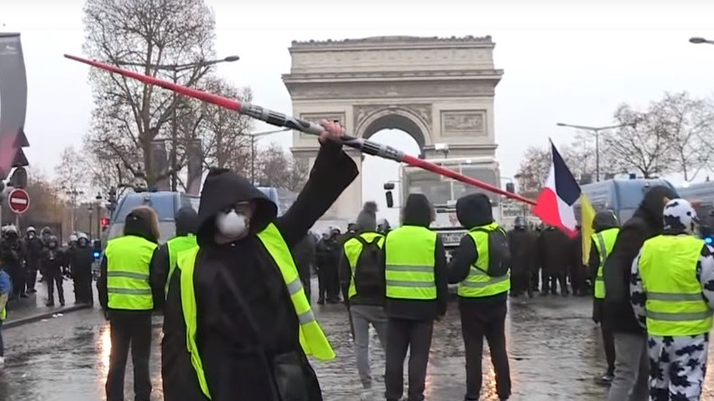 Sabre Laser Père Noël Pyramide Humaine Ces Images