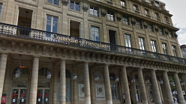Plus de 200 migrants tentent de forcer l'entrée de la Comédie-Française à Paris (VIDEOS)