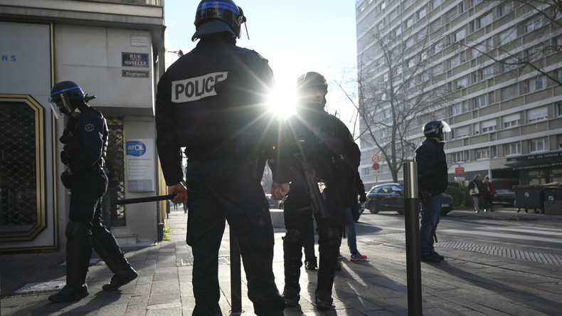 Gyros bleus : les policiers en colère ont manifesté à Paris (IMAGES)