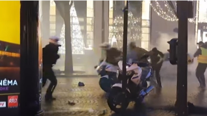 «Inacceptables», «insupportables» : LR et RN dénoncent les violences contre les motards de la police