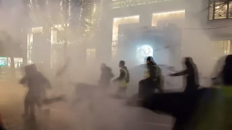 Policiers attaqués sur les Champs-Elysées : ce qui s'est passé avant et après la scène (VIDEO)