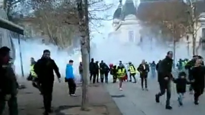 Gilets Jaunes Le Marché De Noël Noyé Sous Le Gaz à Saint