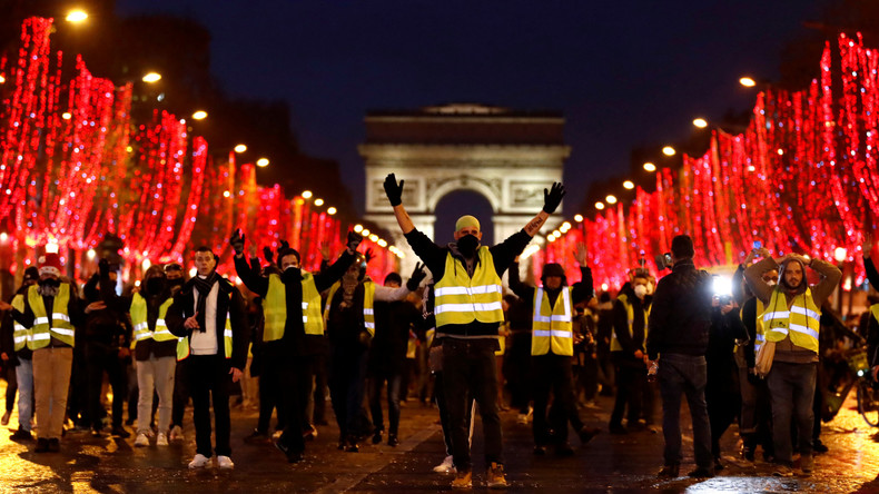 Les Gilets Jaunes Sinvitent Au Réveillon Du Nouvel An 2019