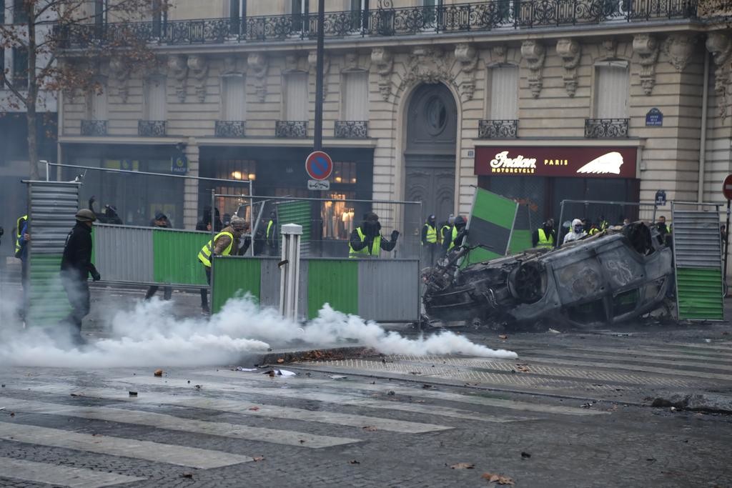 Scènes De Chaos à Paris La Manifestation Des Gilets Jaunes