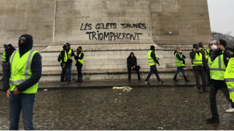 Extrême Gauche Extrême Droite Ou Parasites Qui Sont Les