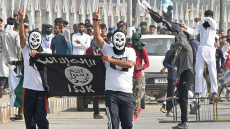 Des manifestants au Kashmir brandissant le drapeau de l'Etat islamique durant des heurts avec la police indienne à Srinagar en aout 2018. 