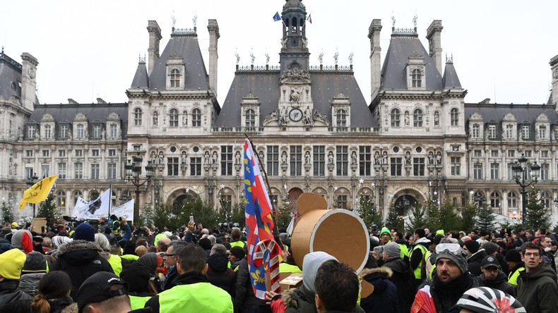 Paris Des Gilets Jaunes Lisent Une Lettre Ouverte à