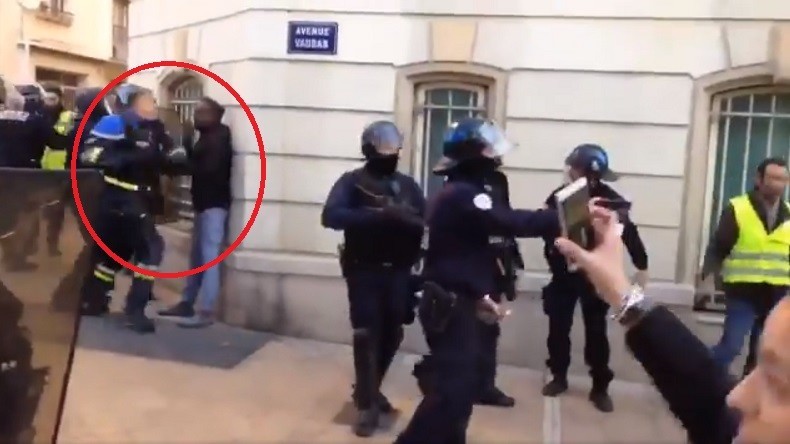 Gilets Jaunes Un Policier Frappe à Mains Nues Des