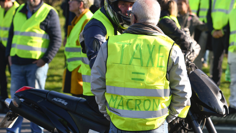 Cognac : un Gilet jaune légèrement blessé après avoir été percuté par une voiture de police (VIDEO)