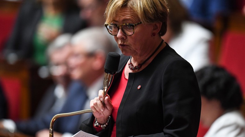 Une députée de la majorité découvre un mur de parpaings devant son domicile au petit matin