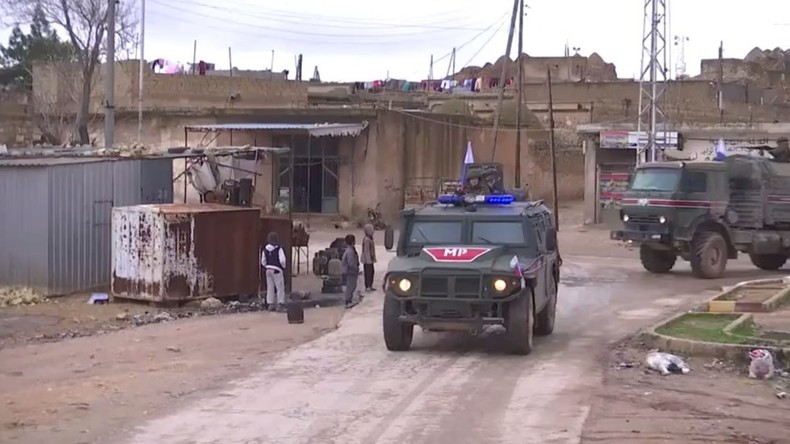 Syrie : après le retrait kurde, la police militaire russe patrouille dans les environs de Manbij
