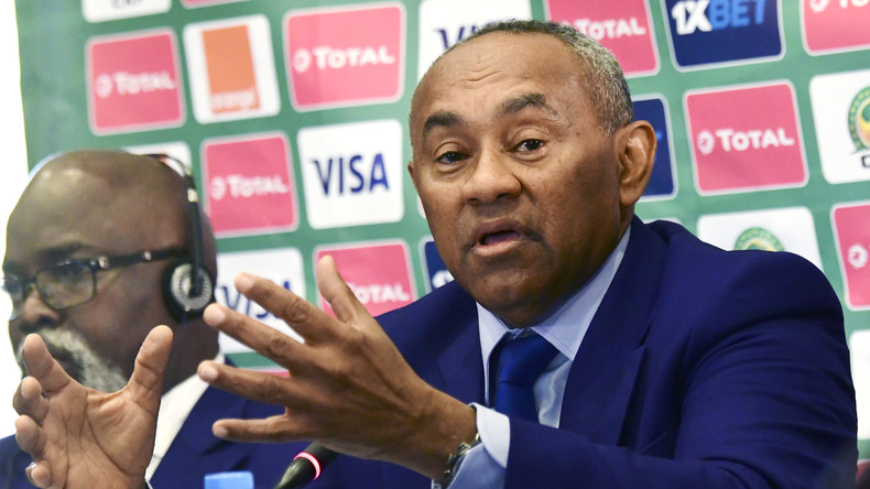 «Parce que vous êtes un peu blanc» : le patron du football africain dérape face à un journaliste