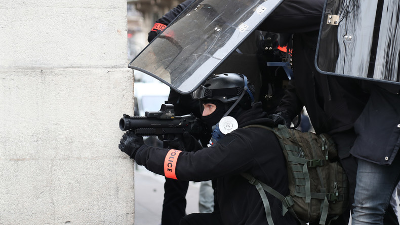 Gaz lacrymogène, canon à eau et projectiles: heurts à Paris pour l'acte 9 des Gilets jaunes (IMAGES)