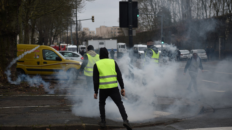 Paris Un Gilet Jaune Blessé Au Visage Lors Daffrontements