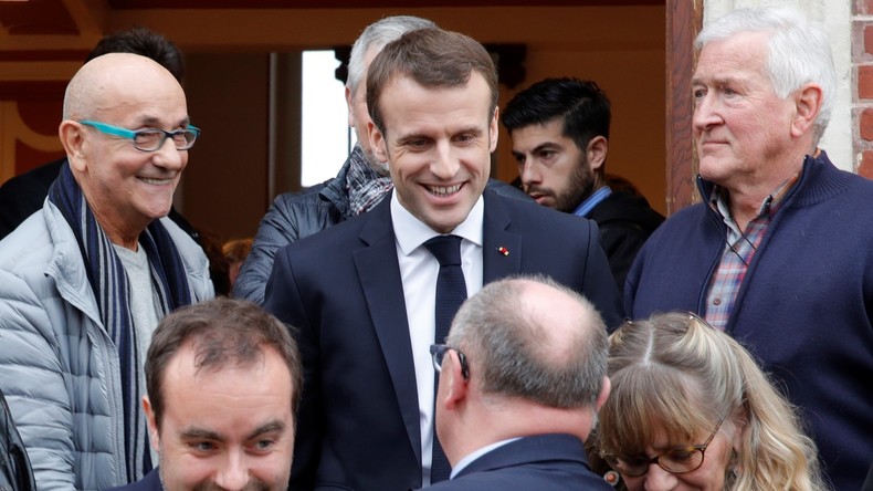 «Il y en a qui déconnent» : Macron veut «responsabiliser» les gens «en difficulté» (VIDEO)