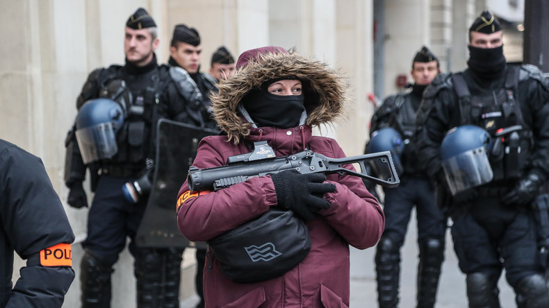 Des policiers reconnaissent des «actes violents», mais invitent les politiques à endosser l'uniforme