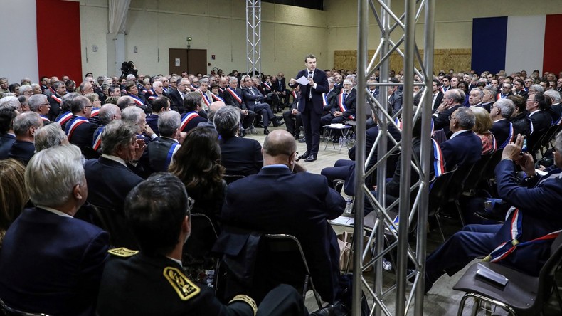 Devant Macron, le maire de Montauban évoque l'immigration comme une «injustice sociale»