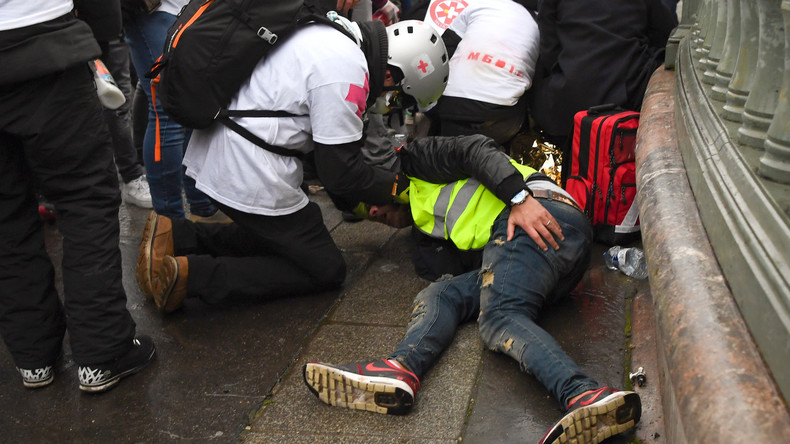 Gilets Jaunes Macron Déplore Les Morts Félicite La Police