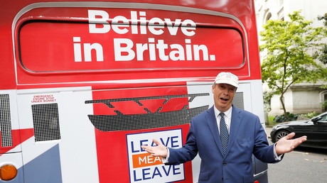 Nigel Farage pose pour les photos de la campagne «Leave Means Leave» contre le programme de sortie de l’UE proposé par  le Premier ministre britannique Theresa May, dans le centre de Londres le 20 septembre 2018.