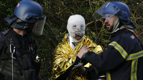 un gendarme et un pompier prennent soin d'un gendarme blessé à Notre-Dame-des-Landes, 15 avril 2018 (image d'illustration).