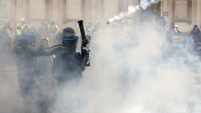 Gilets jaunes : un observateur de la Ligue des droits de l'homme blessé par un tir de la police ?