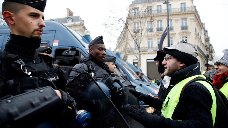 Un Gendarme Aux Gilets Jaunes à Montpellier Toutes Nos