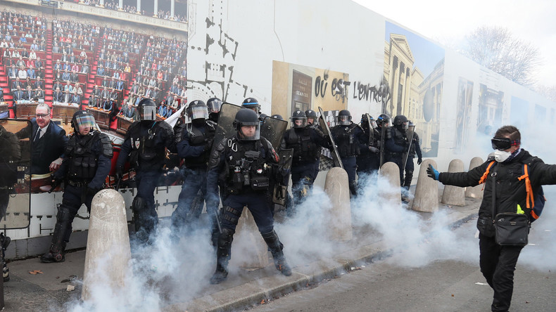 Acte 13 Des Gilets Jaunes à Paris Un Policier Reçoit Un