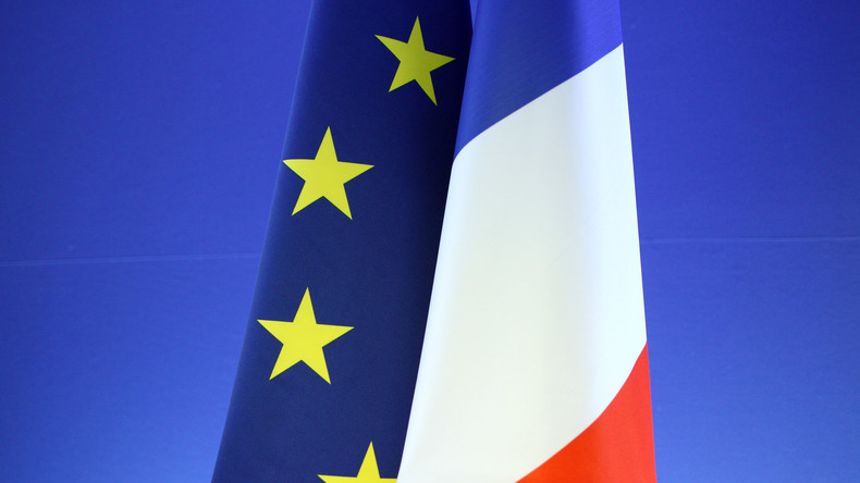L'Assemblée prévoit l'obligation des drapeaux européen et français dans les classes
