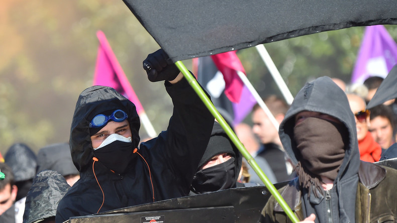 Paris : la Nouvelle Librairie prise pour cible par des individus masqués lors de l'acte 13 (VIDEO)